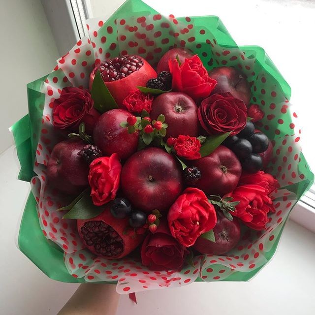 buket-s-fruktami-bordo_6083bb369b932.jpeg